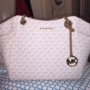 I would like to sell my purse, I no longer use it.